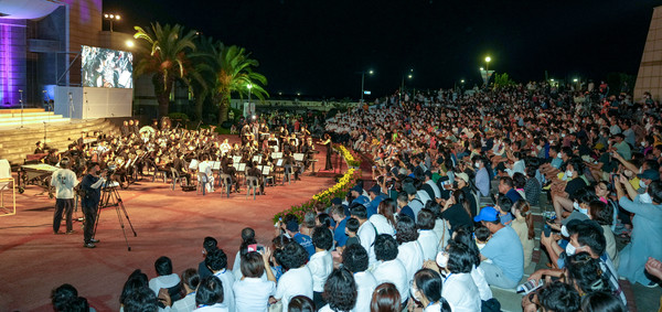 제27회 제주국제관악제 여름시즌 공연을 마무리하는 경축음악회가 광복절인 15일 오후 8시 제주해변공연장에서 펼쳐졌다.