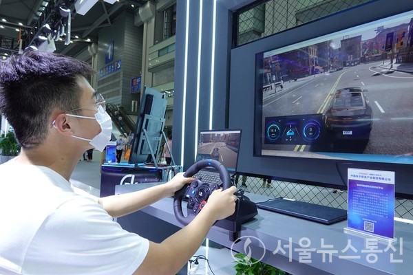 중국전자정보산업그룹(CEC)이 개발한 자율주행 가상현실(VR) 테스트 플랫폼. (사진/신화통신)