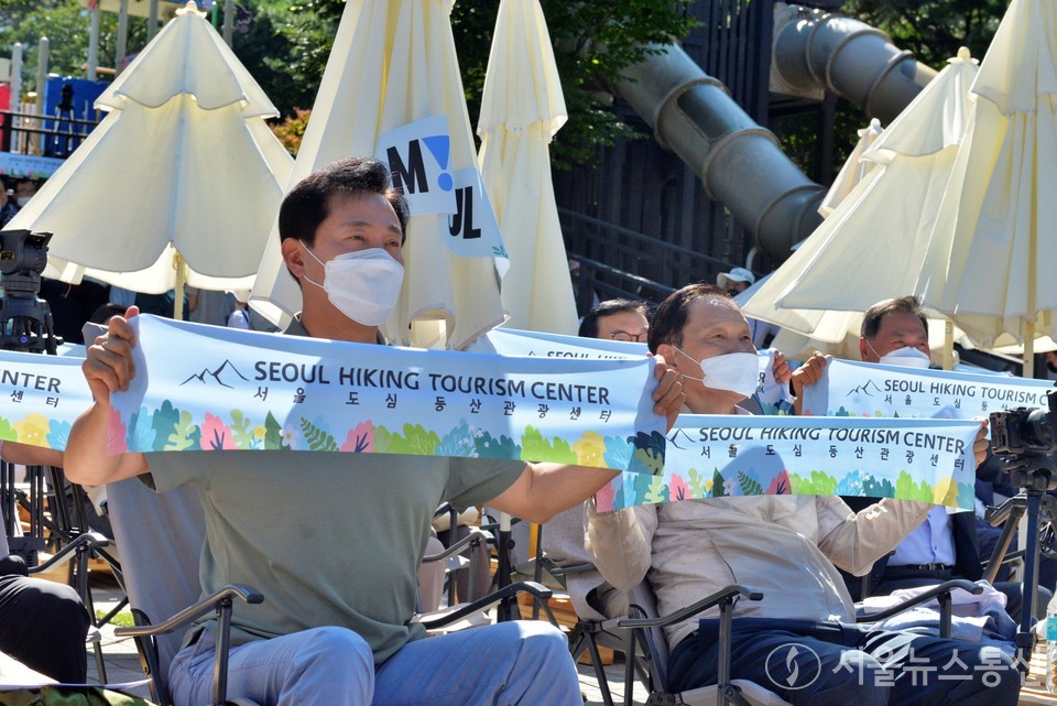 서울관광재단에서 주최하고 위고(WeGo)에서 후원하는 서울의 새로운 관광 트렌드를 이끌 서울도심등산관광센터 개관식이 1일 오후 서울 강북구 우이동 만남의 광장에서 열렸다. 서울시와 서울관광재단은 코로나 이후 외국인들의 서울 등산 트레킹 여행 수요가 높게 조사됨과 동시에, ‘서울도심 등산관광센터’를 1일 개관해 본격적인 수요에 대응할 태세를 갖췄다. 이날 개관식에는 서울시 오세훈 시장과 길기연 서울관광재단 대표, 강북구 이순희 구청장, 한국관광협회중앙회 윤영호 회장, 서울시관광협회 박정록 부회장, 한국관광학회 이훈 회장, 블랙야크 강태선 회장 등 관광 레저분야 약 200여명의 관계자들이 참석했고, 칼리드압델라흐만 주한이집트대사, 후안카를로스카이사 주한 콜롬비아 대사 등 서울주재 해외 대사관도 참석해 자리를 빛냈다. 오세훈 시장과 길기연 관광재단 대표가 '서울도심등산관광센터' 개관 기념 퍼 . 2022.9.1./서울뉴스통신 (사진 이민희 기자)