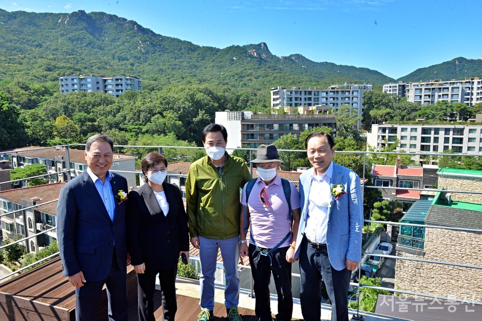 서울관광재단에서 주최하고 위고(WeGo)에서 후원하는 서울의 새로운 관광 트렌드를 이끌 서울도심등산관광센터 개관식이 1일 오후 서울 강북구 우이동 만남의 광장에서 열렸다. 서울시와 서울관광재단은 코로나 이후 외국인들의 서울 등산 트레킹 여행 수요가 높게 조사됨과 동시에, ‘서울도심 등산관광센터’를 1일 개관해 본격적인 수요에 대응할 태세를 갖췄다. 이날 개관식에는 서울시 오세훈 시장과 길기연 서울관광재단 대표, 강북구 이순희 구청장, 한국관광협회중앙회 윤영호 회장, 서울시관광협회 박정록 부회장, 한국관광학회 이훈 회장, 블랙야크 강태선 회장 등 관광 레저분야 약 200여명의 관계자들이 참석했고, 칼리드압델라흐만 주한이집트대사, 후안카를로스카이사 주한 콜롬비아 대사 등 서울주재 해외 대사관도 참석해 자리를 빛냈다. (사진 왼쪽부터) 블랙야크 강태선 회장, 강북구 이순희구청장, 오세훈 시장, 엄홍길휴먼재단 엄홍길 상임이사, 길기연 서울관광재단 사장. 2022.9.1./서울뉴스통신 (사진 이민희 기자)