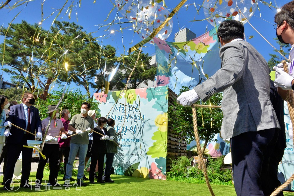 서울관광재단에서 주최하고 위고(WeGo)에서 후원하는 서울의 새로운 관광 트렌드를 이끌 서울도심등산관광센터 개관식이 1일 오후 서울 강북구 우이동 만남의 광장에서 열렸다. 서울시와 서울관광재단은 코로나 이후 외국인들의 서울 등산 트레킹 여행 수요가 높게 조사됨과 동시에, ‘서울도심 등산관광센터’를 1일 개관해 본격적인 수요에 대응할 태세를 갖췄다. 이날 개관식에는 서울시 오세훈 시장과 길기연 서울관광재단 대표, 강북구 이순희 구청장, 한국관광협회중앙회 윤영호 회장, 서울시관광협회 박정록 부회장, 한국관광학회 이훈 회장, 블랙야크 강태선 회장 등 관광 레저분야 약 200여명의 관계자들이 참석했고, 칼리드압델라흐만 주한이집트대사, 후안카를로스카이사 주한 콜롬비아 대사 등 서울주재 해외 대사관도 참석해 자리를 빛냈다. 2022.9.1./서울뉴스통신 (사진 이민희 기자)