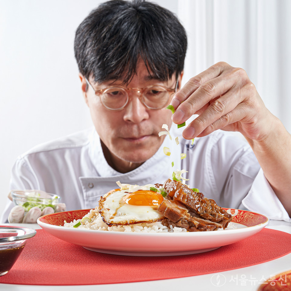 홍콩관광청이 '현대식품관 투홈'과 함께 홍콩미식 캠페인을 오는 15일까지 진행한다. 현대백화점의 온라인 식품몰 ‘현대식품관 투홈’ 앱에 접속해 도시미식탐험 홍콩 이벤트에 참여하면 홍콩의 맛을 체험할 수 있는 것은 물론 항공권, 명품가방 등 푸짐한 경품 득템의 기회를 잡을 수 있다. (현대백화점 사진제공)