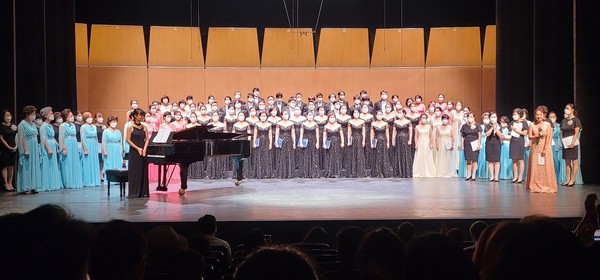 합창제의 대미를 장식하기 위해 참여 합창단 전 단원들이 모여  You'll Never Walk Aione를 합창한 뒤 관객들에게 무대인사를 하고 있다. 사진/김대운 기자