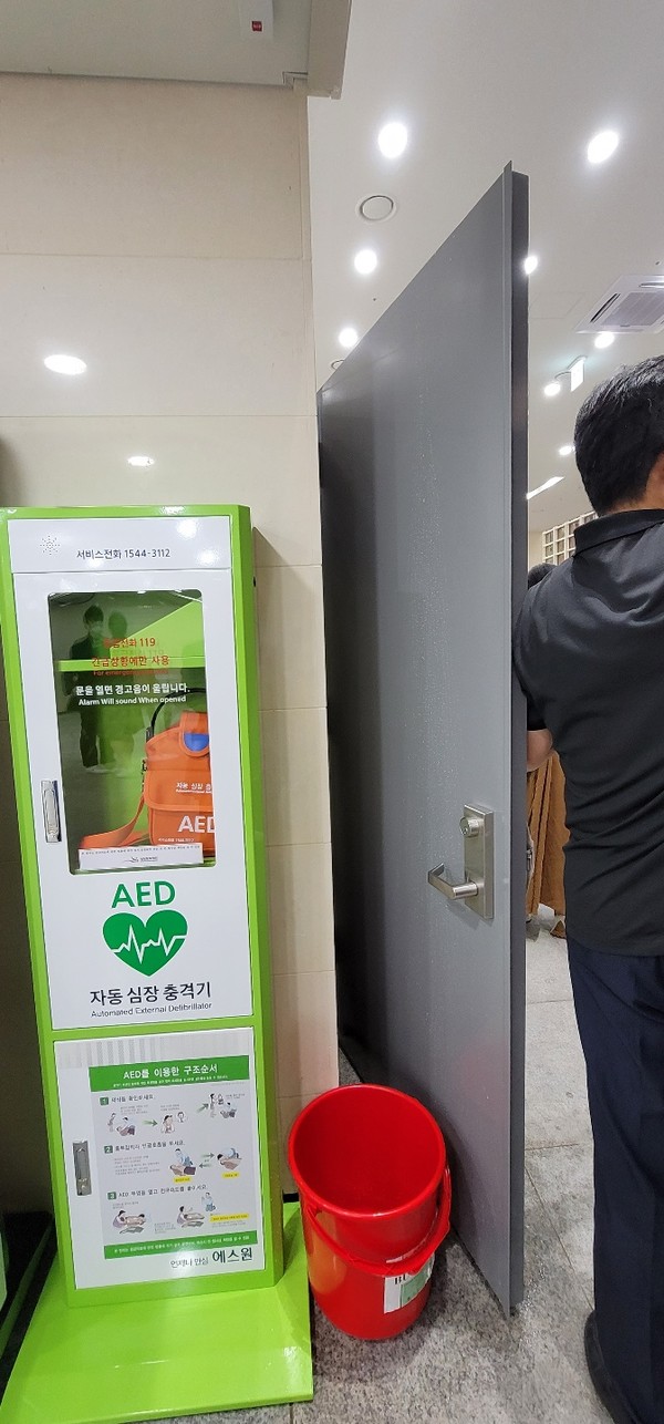 아트리움 1층 로비에는 천정에서 물이 떨어지자 아예 물받이 통을 받쳐 놓고 물을 받아내고 있다. 사진/김대운 기자