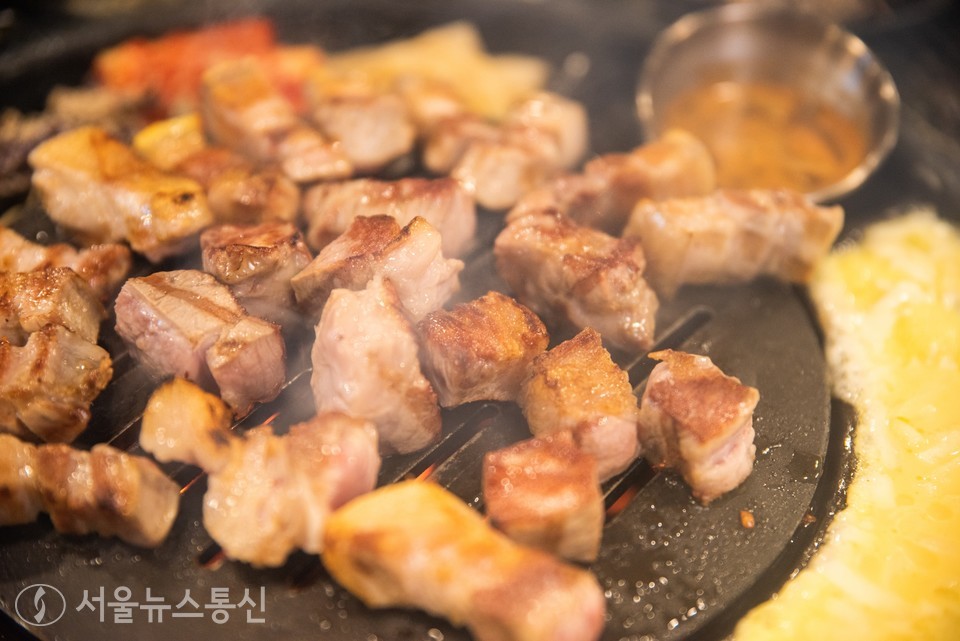 제주 중문숙성돈가에서는 숯불흑돼지와 함께 계란, 치즈, 고사리 등을 얹어서 따뜻하게 먹을 수 있다. 