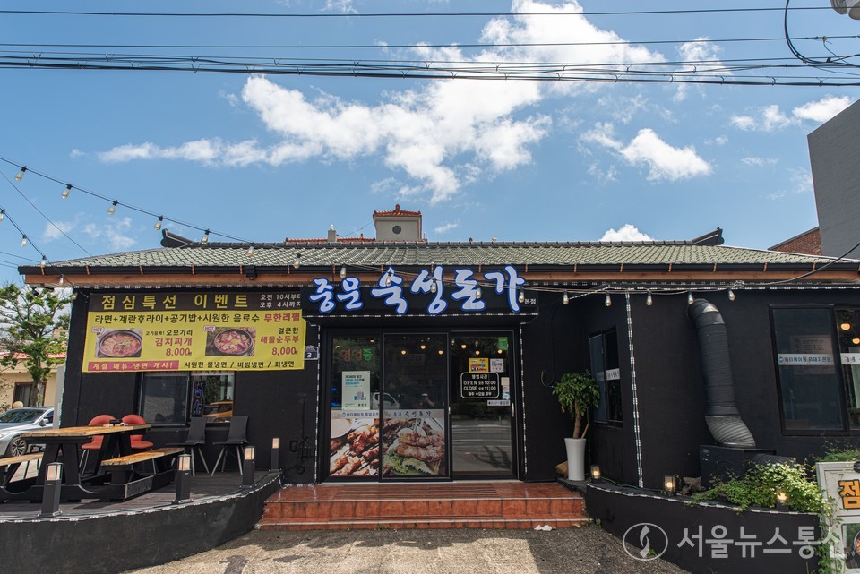 제주 서귀포시 중문로에 위치한 중문숙성돈가 외부 전경. 인근 관광지에서 관광 후 들리기에 좋은 로케이션을 자랑한다. 