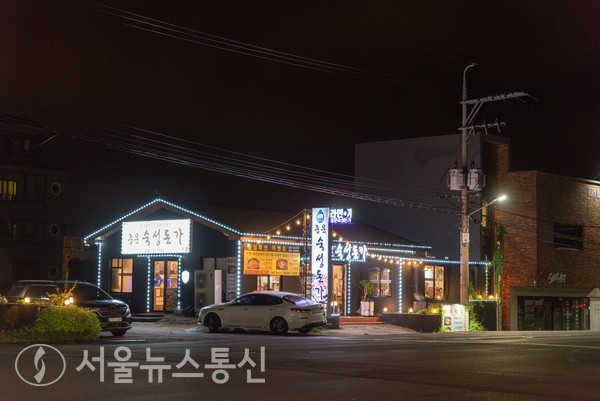 제주 서귀포시 중문로에 위치한 중문숙성돈가 야간 전경. 인근 블랙스톤CC 등 골프장 손님들도 자주 찾는다. 