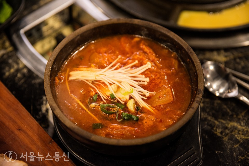 제주중문숙성돈가에서 야심차게 준비한 김치찌게. 점심 때는 순두부와 같이 식당 내 인기메뉴다. 숯불흑돼지를 먹은 후 칼칼한 국물의 김치찌게는 소주를 부르는 키 포인트 메뉴다. 