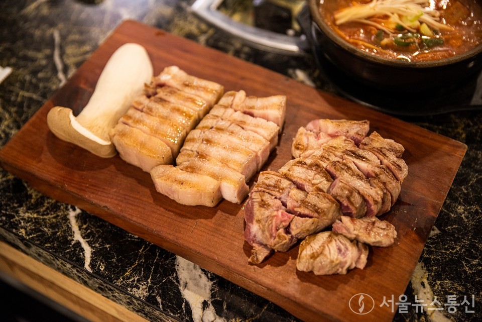 워터에이징 숙성 숯불흑돼지 고기. 