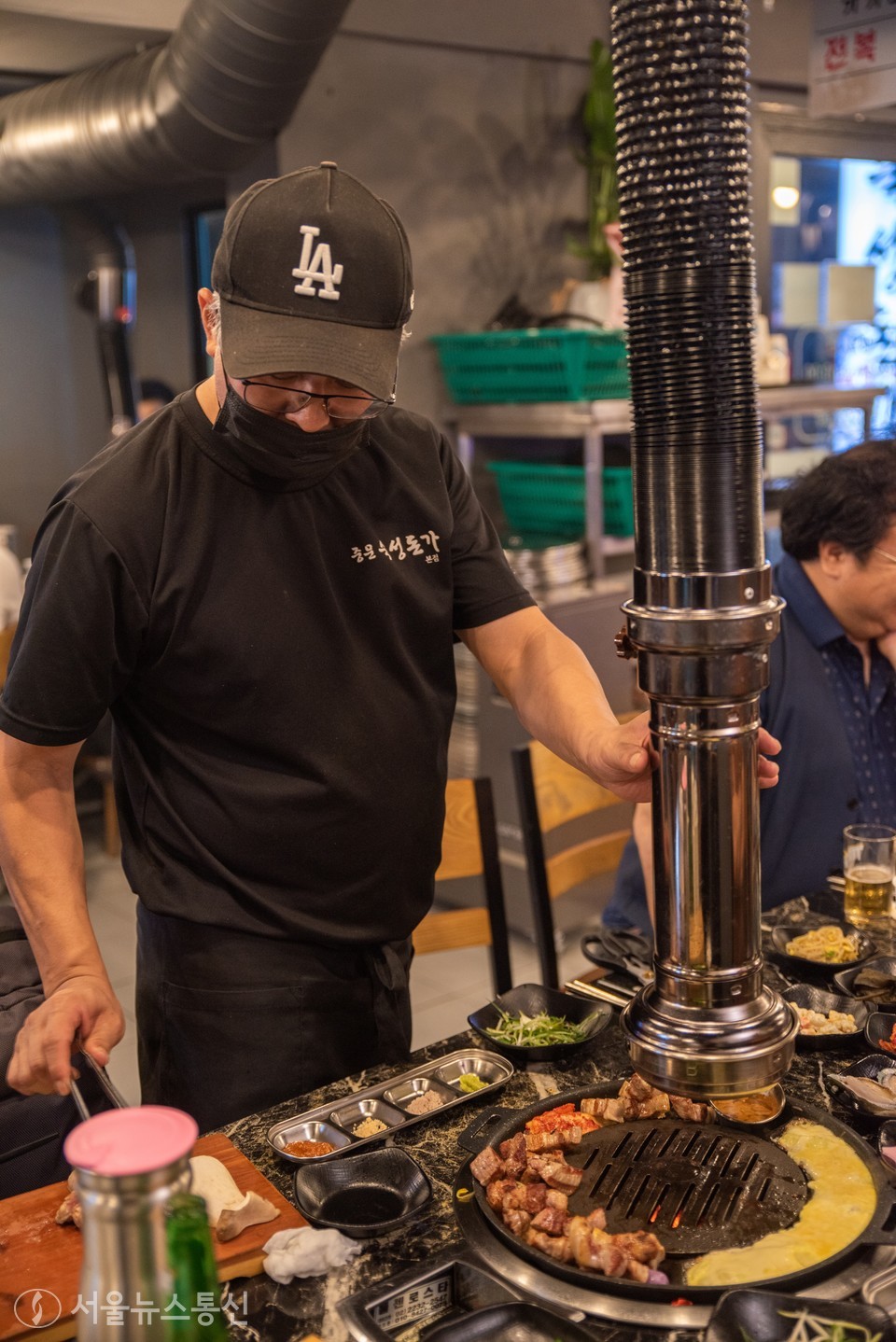 중문숙성돈가 최광욱 대표가 숯불흑돼지 고기를 굽고 있다. 그는 "육지와는 다르게 제주도에서는 흑돼지가 굉장히 흔한 아이템입니다. 하지만 위에서 말씀드린 워터에이징이라는 숙성기법과 맛있는 음식, 최선을 다하는 친절한 서비스등 모든 면에서 손님을 감동시킬 수 있는 자신감과 자부심으로 지금까지도 변함없이 가게를 운영중이다"라고 이같이 밝혔다. 