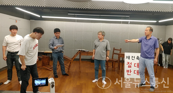 작품 속 상황은 상가 재건축 문제로 찬성파와 반대파로 나눠 극단적 대립을 한다. / 사진 = 최정인 기자