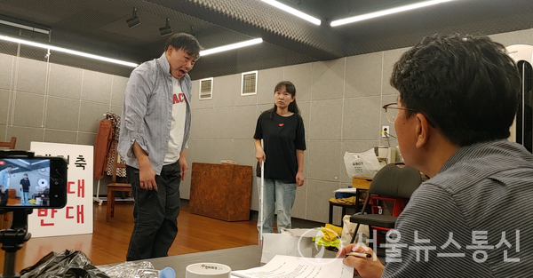 경수 역 배우 ‘호종민’(왼쪽),  ‘민향’ 역 베우 '김혜영'(중앙), 연출 유경민 / 사진 = 최정인 기자