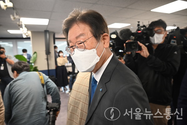 서울 여의도 더불어민주당 당사에서 열린 당원존 개관식에 참석해 당원들과 인사하고 있다. 2022.10.5/사진=이민희 기자