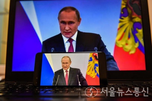 30일 러시아 모스크바에서 연설하는 블라디미르 푸틴 러시아 대통령의 모습에 화면에 비춰지고 있다. 2022.9.30/신화통신