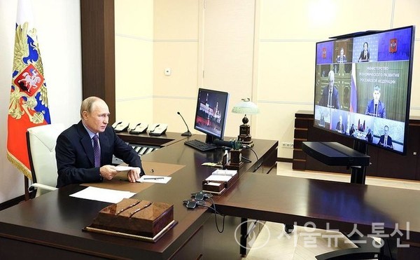 블라디미르 푸틴 러시아 대통령은 6일 화상으로 경제 문제에 대한 회의를 열고 있다. 2022.10.6/신화통신