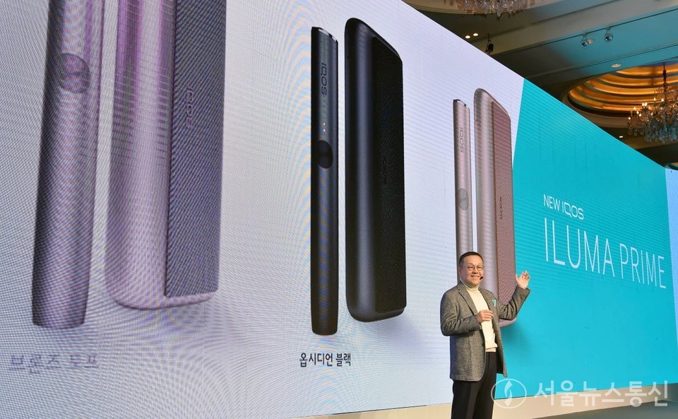 한국필립모리스 백영재 대표는 25일 서울 중구 롯데호텔 그랜드볼룸에서 개최된 신제품 발표 이벤트에서 “자사의 궐련형 전자담배 기기 중 가장 앞선 아이코스 일루마 출시를 통해 더 나은 경험을 제공하고 담배연기 없는 미래 실현을 한층 더 앞당길 수 있을 것으로 기대한다”고 밝혔다. (한국필립모리스 사진 제공)