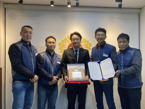 박유진 의원이 일선 소방공무원들로부터 소방근무환경 개선을 위해 노력해 온 공로를 인정받았다.