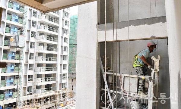 지난 9월 2일 하이난(海南)성 하이커우(海口)시의 주택가 건설 현장에서 일하는 노동자. (사진/신화통신)