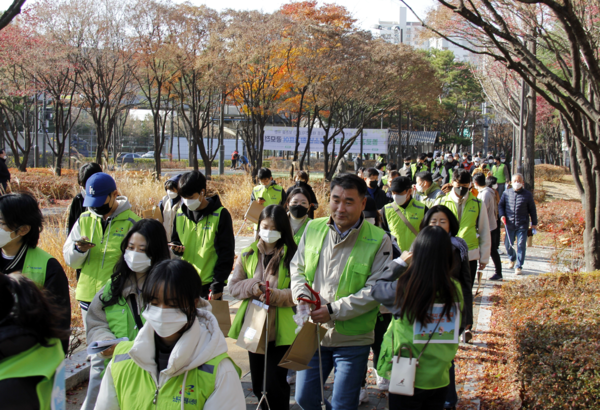 서울시의회 박환희 운영위원장(국민의힘, 노원2)은 지난 26일 공릉동 근린공원(출발), 경춘선숲길∼태릉연지(코스) 등에서 학생 및 시민들이 함께한 ‘플로깅 걷기대회 및 전문가 정책세미나’에 참석했다.