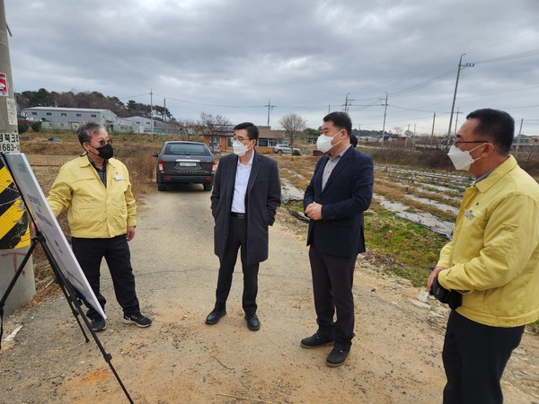 (좌측부터) 송재경 축산반려동물팀장, 최원용 평택시 부시장, 김영수 경기도 축산산림국장, 김영창 평택시 농업기술센터소장 [사진=평택시]