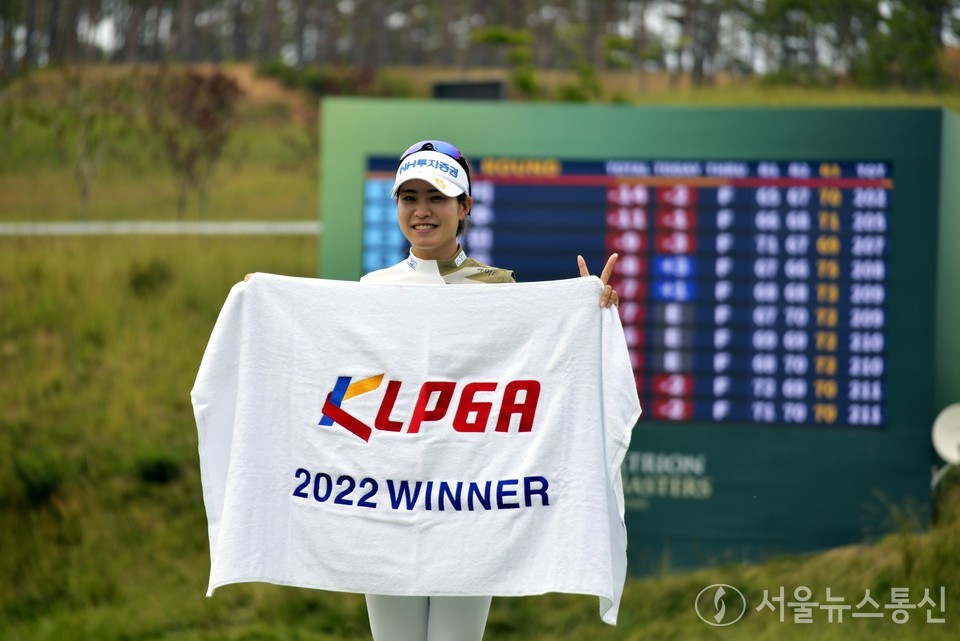 박민지가 12일 강원도 양양 설해원 더 레전드 코스(파72, 6633야드)에서 열린 2022 한국여자프로골프(KLPGA) 투어 셀트리온 퀸즈 마스터즈(총상금 10억원, 우승상금 1억8천만원) 최종 3라운드서 마지막 18번 파5홀에서 이글 1개를 극적으로 잡으며, 2언더파 70타를 쳤다. 최종합계 14언더파 202타로 우승컵을 들어올렸다. 2022.6.12./서울뉴스통신 (사진 이민희 기자)