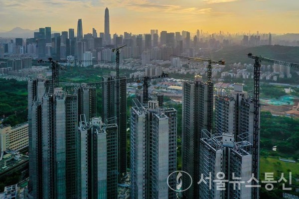 지난 10월 20일 판자촌 재건축 공사를 통해 아파트가 들어선 광둥(廣東)성 선전(深圳)시 화푸(華富)촌의 모습을 드론으로 내려다봤다. (사진/신화통신)