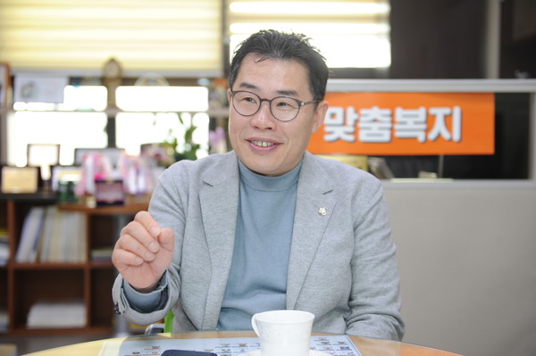 박영태 수원특례시의회 의원이 인터뷰에 앞서 포즈를 취했다.