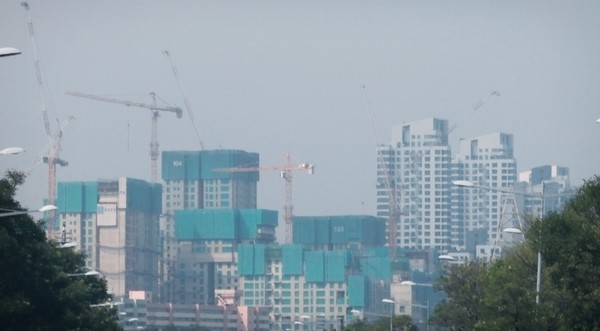 올림픽대로에서 바라 본 아파트 공사현장 (2022.7.19) / 사진 = 프리랜서 황수연 기자