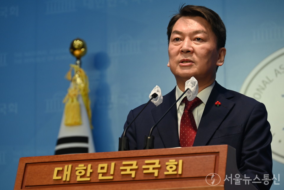 국민의힘 안철수 의원이 9일 오전 국회 소통관에서 기자회견을 열고 3·8 전당대회 당 대표 출마를 공식 선언했다. 안 의원은 "저는 윤석열 대통령 업적에 기대는 윤심(尹心·윤 대통령 의중) 팔이 후보가 아니라 대통령께 힘이 되는 '윤힘 후보'가 될 것을 약속드린다"고 말했다. 안 의원이 국회 소통관에서 당대표 출마선언을 하고 있다. 2023.1.9./서울뉴스통신 (사진 신현성 기자)
