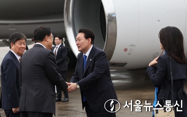 윤석열 대통령이 첫 해외 순방길에 나선 14일 오전 성남 서울공항에 도착해 아 랍에미리트(UAE) 국빈 방문과 스위스 다보스포럼 참석차 공군 1호기에 탑승 전, 환송나온 국민의힘 정진석 비대위원장과 악수하고 있다. 2023.1.14/윤석열 대통령 홍보단 제공