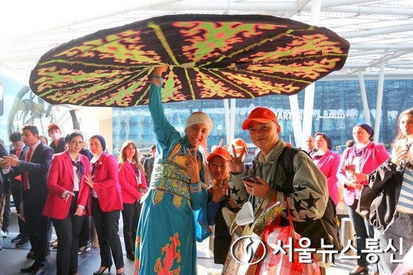 지난달 20일 이집트 카이로의 카이로 국제공항에서 이집트 예술가가 중국인 관광객을 맞이하며 전통 민속춤을 선보이고 있다. (사진/신화통신)