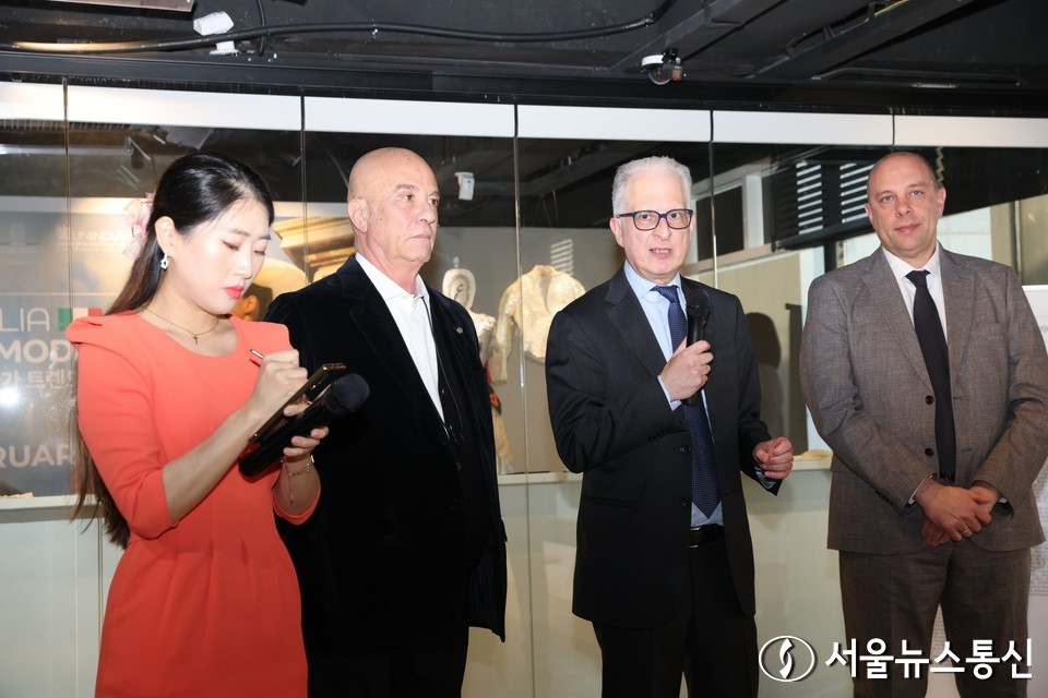 (왼쪽부터) 큐레이터 스테파노 도미넬라 대표, 주한 이탈리아 페데리코 파일라 대사, 이탈리아 무역공사 페르디난도 구엘리 관장 (사진 이민희 기자)