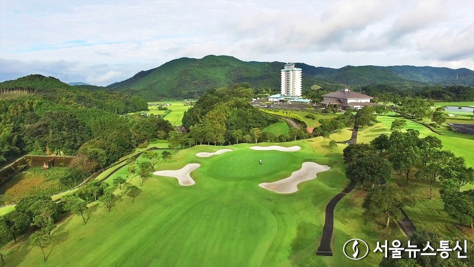 ‘케도인CC 3박 4일’ 대한항공 가고시마 전세기 상품은 내달 3월 1일~22일까지 3박 4일 일정으로 인천에서 오전 9시 20분에 출발, 가고시마 국제공항에 10시 55분 도착, 첫 날부터 라운딩을 즐길 수 있다. 출발 날짜는 3월 1일, 4일, 7일, 10일, 13일 16일, 19일, 22일 총 8항차로 운행한다. 또한, 그린피와 카트비(총 54홀), 조식 석식 3회, 온천 입욕료, 송영 차량(1일,4일) 등이 포함 된다. 사진은 케도인CC 전경. (투어링스 사진 제공)