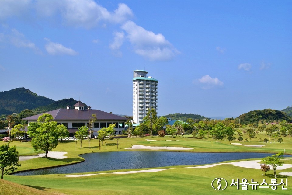 ‘케도인CC 3박 4일’ 대한항공 가고시마 전세기 상품은 내달 3월 1일~22일까지 3박 4일 일정으로 인천에서 오전 9시 20분에 출발, 가고시마 국제공항에 10시 55분 도착, 첫 날부터 라운딩을 즐길 수 있다. 출발 날짜는 3월 1일, 4일, 7일, 10일, 13일 16일, 19일, 22일 총 8항차로 운행한다. 또한, 그린피와 카트비(총 54홀), 조식 석식 3회, 온천 입욕료, 송영 차량(1일,4일) 등이 포함 된다. 사진은 케도인CC 전경. (투어링스 사진 제공)