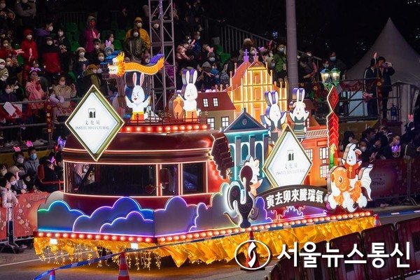 지난달 24일 마카오 특구가 개최한 2023 춘절(春節·음력설) 기념 퍼레이드 현장. (사진/신화통신)