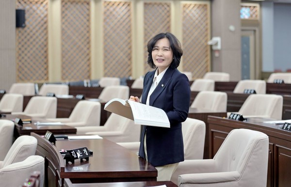 김은경 수원특례시의회 의원이 인터뷰에 앞서 포즈를 취했다.