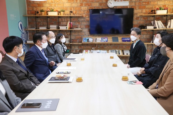 최대호 시장(사진 왼쪽에서 2번째)이 시장 접견실에서 시니어 모델을 만나 환담을 나누고 있다. 사진/안양시