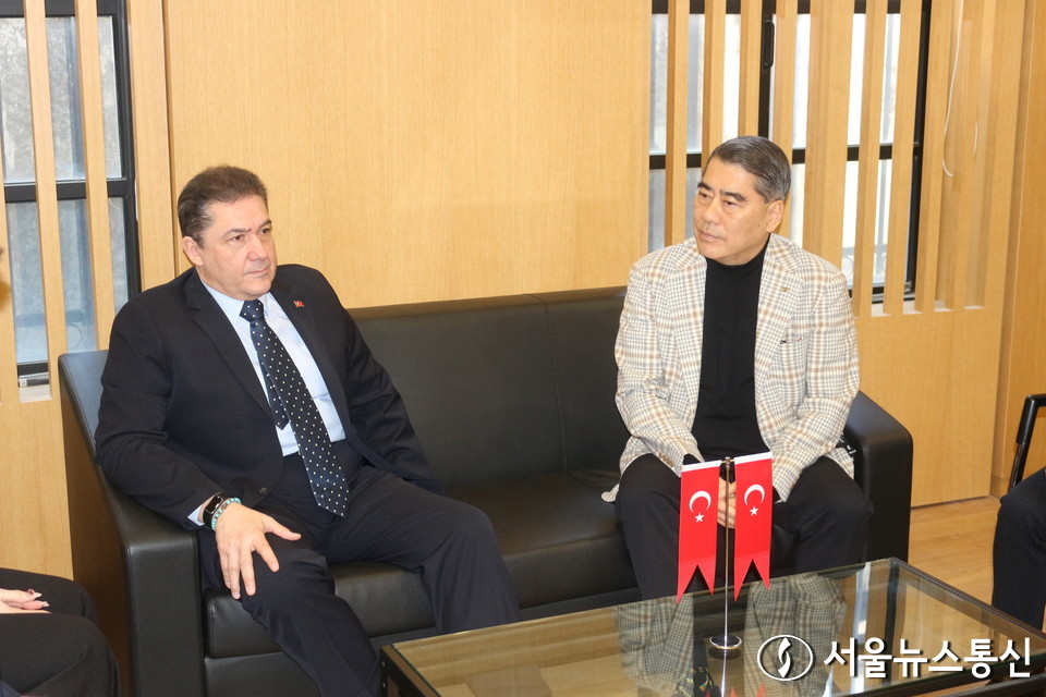 오창희 한국여행업협회장은 지난 27일 오전 주한 튀르키예 대사관에서 살리 무랏 타메르 주한 튀르키예 대사에게 튀르키예 지진피해 복구 성금 3890만 원을 전달했다. 협회는 하나투어, 현대드림투어, 노랑풍선, 모두투어네트워크, 참좋은여행, 타이드스퀘어, 플러스플래너, 세방여행, 비케이여행사 등 49개 업체로부터 성금을 기탁받았다. 오창희 회장(왼쪽)과 튀르키예 대사가 얘기를 나누고 있다. (KATA 사진 제공)