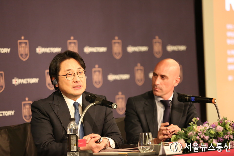 2일 오전 서울 종로구 포시즌스 호텔 누리볼룸에서 스페인왕립축구연맹과 파트너십 구축 및 추진 사업 발표 간담회를 개최한 오병기 쓰리디팩토리 대표가 인사말을 전하고 있다. 쓰리디팩토리는 이날 간담회에서 스페인왕립축구연맹 소속 클럽인 FC바르셀로나, 레알마드리드CF 등과 한국 축구팀의 친선 경기 추진 및 유소년 축구단 유치, NFT 사업 추진 등에 대해 소개했다. 쓰리디팩토리는 스페인왕립축구연맹의 공식 파트너로서 향후 5년간 스페인왕립축구연맹과 소속 클럽의 이름을 사용한 메타버스를 독점 제작, 운영한다. (사진 신현성 기자)