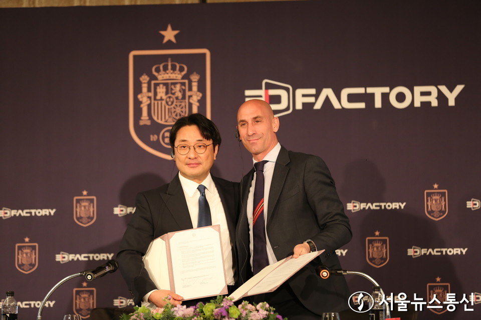 스포츠 메타버스 플랫폼 전문 기업 쓰리디팩토리가 2일 오전 서울 종로구 포시즌스 호텔 누리볼룸에서 스페인왕립축구연맹과 파트너십 구축 및 추진 사업 발표 간담회를 개최하고 지난 11월 카타르 월드컵 현장에서 진행된 기본 계약에 이어 추가 업무협약을 체결했다. 쓰리디팩토리는 이날 간담회에서 스페인왕립축구연맹 소속 클럽인 FC바르셀로나, 레알마드리드CF 등과 한국 축구팀의 친선 경기 추진 및 유소년 축구단 유치, NFT 사업 추진 등에 대해 소개했다. 쓰리디팩토리는 스페인왕립축구연맹의 공식 파트너로서 향후 5년간 스페인왕립축구연맹과 소속 클럽의 이름을 사용한 메타버스를 독점 제작, 운영한다. (사진 신현성기자)