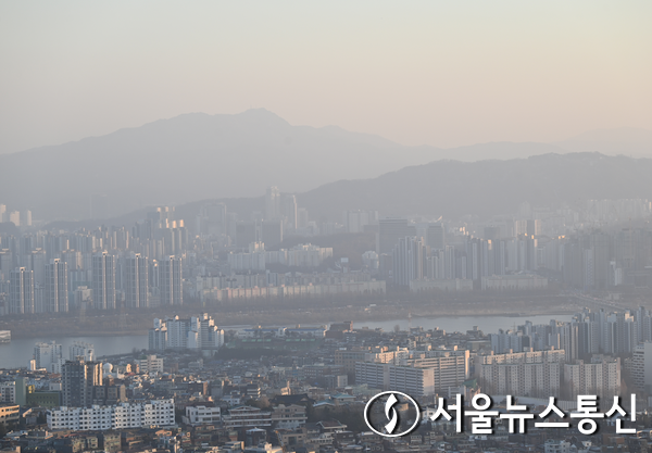내일(6일)은 전국이 맑은 가운데 낮과 밤의 기온차가 매우 크겠다. / 사진 = 서울뉴스통신 신현성 기자