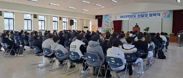 한국폴리텍대학 전남캠퍼스(학장 송보석, 이하 전남폴리텍대학)는 2023학년도 입학식 및 오리엔테이션을 3월 2일(목) 오전 10시 캠퍼스내 대강당에서 개최하였다.