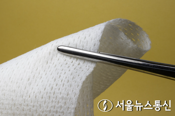 욕창은 대부분의 진료과 환자에서 발생할 수 있으며 심하면 사망에 이를 수 있는 질환이지만, 병원에 입원하고 있는 모든 환자가 욕창에 대한 전문적인 치료를 받는 것이 쉽지 않다 (붕대) / 사진 = 서울뉴스통신 DB