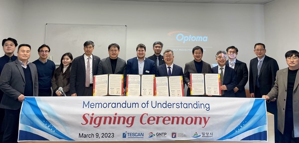 경남 밀양시는 체코 남모라비아주 브르노시에 위치한 테스칸사를 방문해 상호협력관계 구축을 위한 업무협약을 체결했다. / 사진 = 밀양시