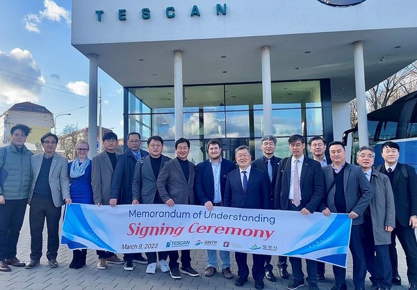 경남 밀양시는 체코 남모라비아주 브르노시에 위치한 테스칸사를 방문해 상호협력관계 구축을 위한 업무협약을 체결했다. / 사진 = 밀양시