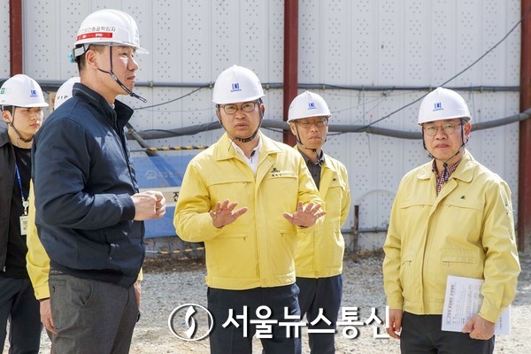 9일 대전 대덕구 신탄진동 동일스위트 리버스카이 2단지 현장을 방문해 안전 점검을 최충규 구청장(사진‧가운데)이 하고 있다.(사진= 대전 대덕구 제공)