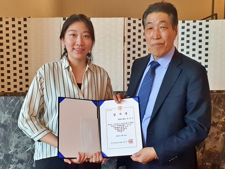 이정우 한국입법기자협회 회장(오른쪽)이 박영주(문화저널21 기자)총무에게 소정의 금일봉과 감사장을 전달하며 잠시 포즈를 취하고 있다. 