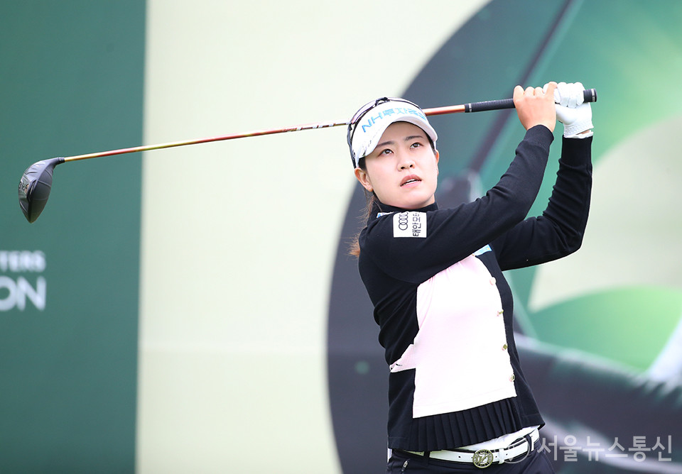 11일 강원도 양양 설해원 더 레전드 코스(파72)에서 열린 한국여자프로골프(KLPGA) 투어 셀트리온 퀸즈 마스터즈(총상금 10억원) 2라운드에서 박민지(24,NH투자증권)가 전반 7번홀을 지나는 가운데, 버디 3개와 보기 1개를 몰아치며, 중간합계 9언더파로 송가은 김민주에 이어 3위를 마크하고 있다. 박민지가 드라이버로 티샷하고 있다. 대회 2라운드 무빙데이를 맞은 셀트리온 퀸즈 마스터즈 대회는 선두권 그룹 형성에 치열한 경쟁이 예고되고 있다. (사진 이민희 기자)