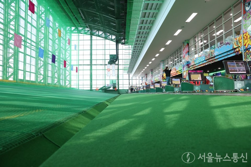 엑스골프가 운영하는 최초의 실내 골프연습장 ‘쇼골프 여의도점’이 오프했다. 5월말 본지 기자가 직접 방문한 ‘쇼골프 여의도점’은 힙한 분위기의 그래피티가 여의도점이 위치한 6~7층 전체에 걸쳐 화려하게 장식돼있어 역동적인 골프의 메커니즘을 이해하기 쉽게 도와준다. (사진 이민희 기자)