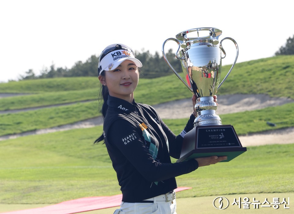 9일 제주 서귀포 롯데스카이힐제주 컨트리클럽에서 펼쳐진 KLPGA 국내 개막전 ‘롯데렌터카 여자오픈’마지막 라운드에서 1999년 KLPGA투어에 신인상 포인트제도가 도입된 후 처음으로 3천 포인트를 넘기며 신인상을 받은 이예원(20,KB금융그룹)이 생애 첫 우승컵을 들어올렸다. 이예원이 우승컵을 안고 기뻐하고 있다. 2023.4.10./서울뉴스통신 (사진 이민희 기자)